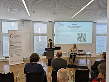 Senatorin Claudia Bernhard spricht zu den Teilnehmenden