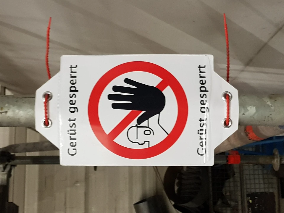 Es ist ein Schild mit der Aufschrift: "Ger&uuml;st gesperrt" zu sehen.